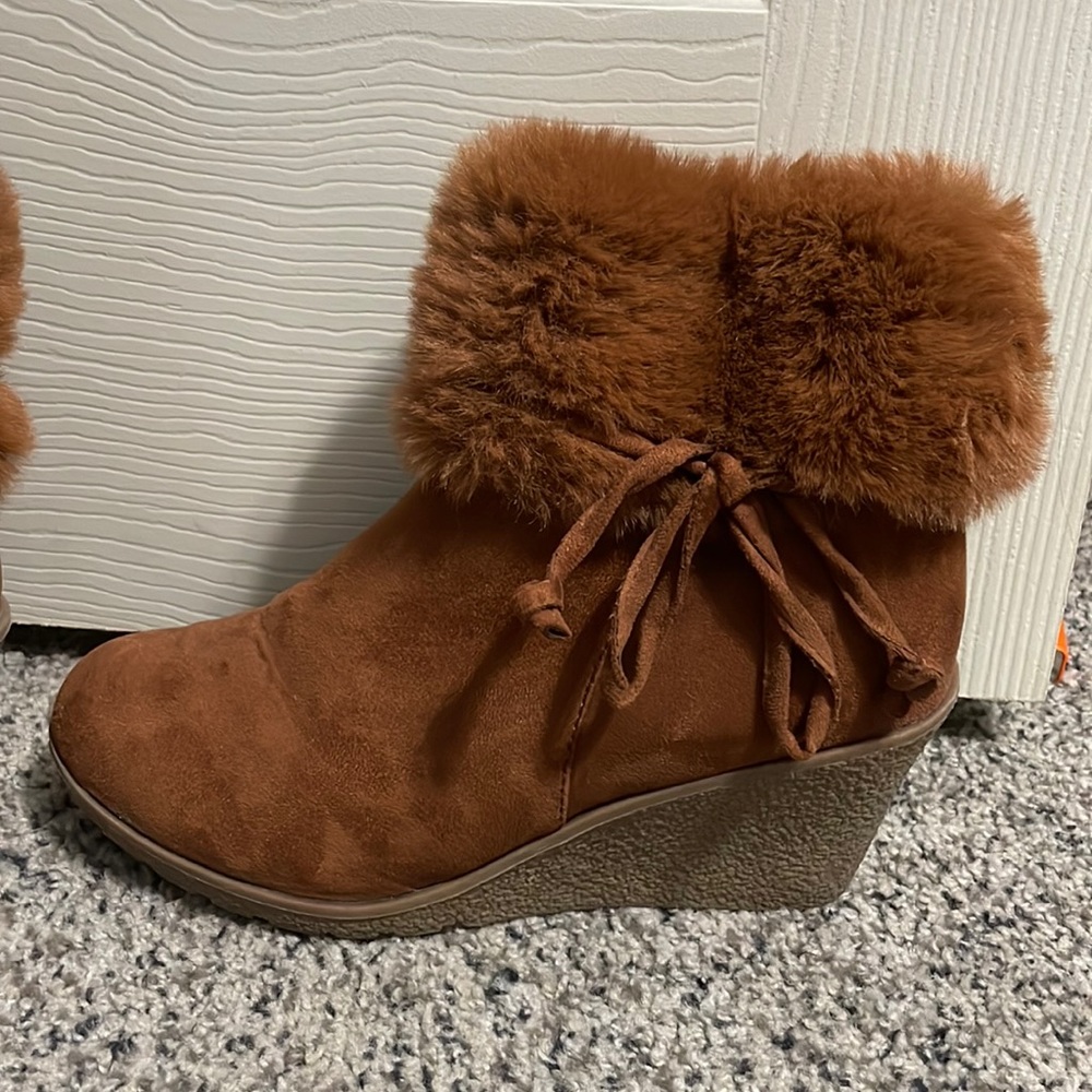 Beautiful size 10 ankle boots! Only worn twice and are in like new condition!
